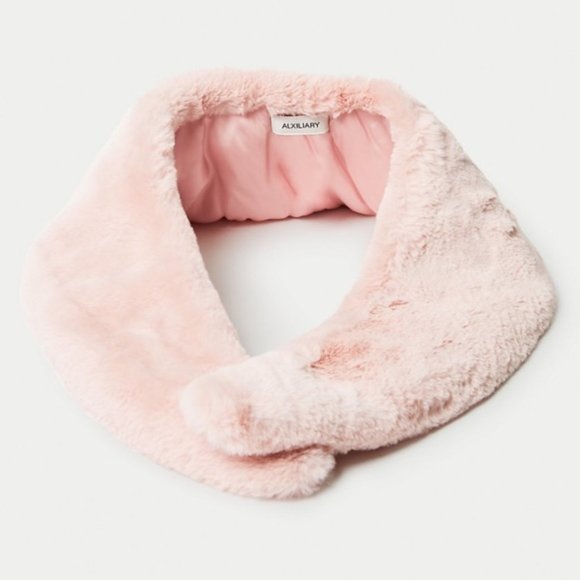 ✨ BNWT Auxiliary Blush Pink Faux Fur Shawl - Picture 1 of 5